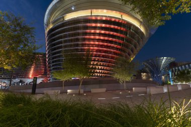 Ödüllü Foster ve Partners tarafından tasarlanan Mobilite Pavyonu, bir seferde 160 kişiyi taşıyacak olan dünyanın en büyük yolcu asansörüne sahip.