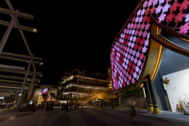 Gece ışığında 2020 Fuarı 'nda Tayland pavyonu.