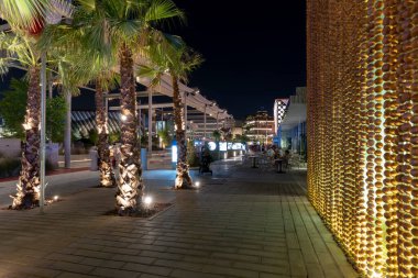 İran pavyonu gece ışığında 2020 fuarında