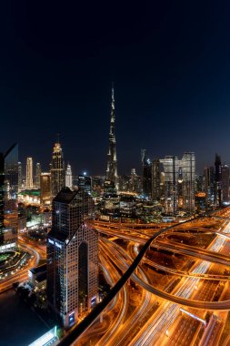 Gece görüşünden şehre ve en ünlü binaya, gökdelene, kuleye