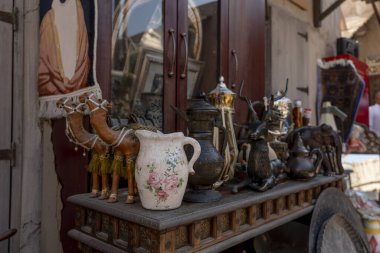 Dubai 'nin eski bölümlerinde antika pazarları var.