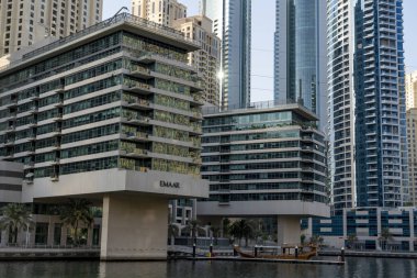 Yat limanına ve gökdelenlere bakın