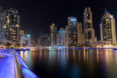 Gece görüşü marina yürüyüşü ve gökdelenler