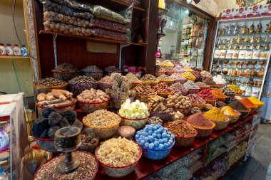 Dubai 'deki baharat ve bitki pazarı.