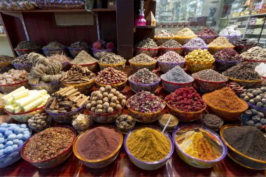 Dubai 'deki baharat ve bitki pazarı.