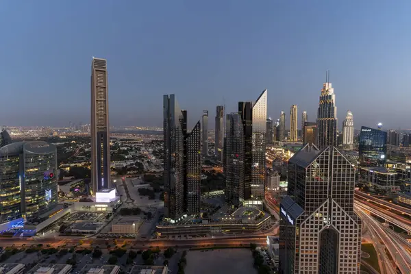 Vista Noturna Para Cidade Edifícios Arranha Céus Torres — Fotografia de Stock