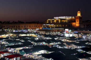 Marakeş Jemaa el-Fnaa 'nın en ünlü meydanına gece görüşü