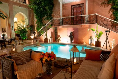 Şehir merkezine yakın içinde yüzme havuzu olan lüks bir otel.