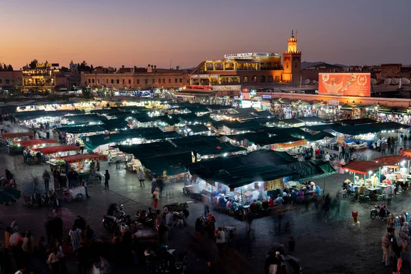 Marakeş Jemaa el-Fnaa 'nın en ünlü meydanına gece görüşü