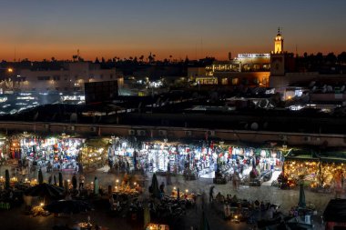 Marakeş Jemaa el-Fnaa 'nın en ünlü meydanına gece görüşü