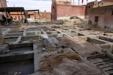 Tabakhane, deri üretimi, Marakeş tabakhanelerinde de görüldüğü gibi geleneksel bronzlaşma süreci, derileri güvercin dışkısı ve tabakhane atıklarının fermente edilmiş çözeltisine batırmakla başlar.