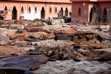 Tabakhane, deri üretimi, Marakeş tabakhanelerinde de görüldüğü gibi geleneksel bronzlaşma süreci, derileri güvercin dışkısı ve tabakhane atıklarının fermente edilmiş çözeltisine batırmakla başlar.