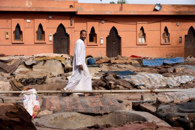 Tabakhane, deri üretimi, Marakeş tabakhanelerinde de görüldüğü gibi geleneksel bronzlaşma süreci, derileri güvercin dışkısı ve tabakhane atıklarının fermente edilmiş çözeltisine batırmakla başlar.