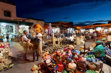 Rahba Kedima Meydanı 'nda gece atmosferiyle açık hava pazarı