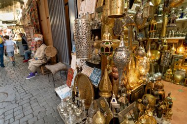 Şehirdeki pazar, hediyelik eşya, tencere, şehvet ve ahşap ürünleri Medine 'de satılıyor.