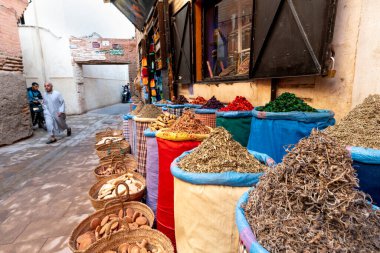 Şehirdeki pazar, hediyelik eşya, tencere, şehvet ve ahşap ürünleri Medine 'de satılıyor.