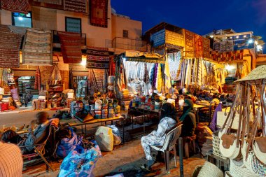 Rahba Kedima Meydanı 'nda gece atmosferiyle açık hava pazarı