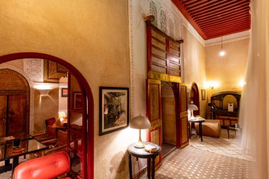 Şehir merkezine yakın içinde yüzme havuzu olan lüks bir otel.