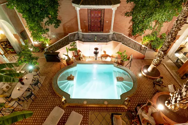 Luxusní Hotel Vnitřním Bazénem Uzavřen Centra Města — Stock fotografie