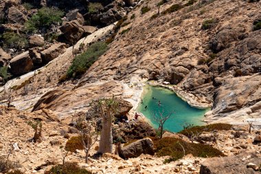 Socotra adasının dağlarının içindeki sonsuz havuz