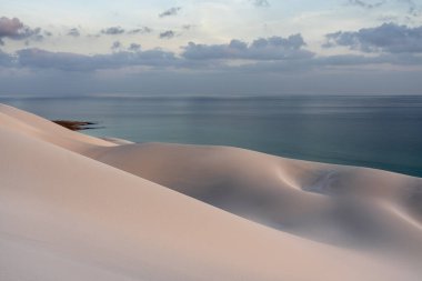 Socotra adasındaki beyaz kum tepeleri