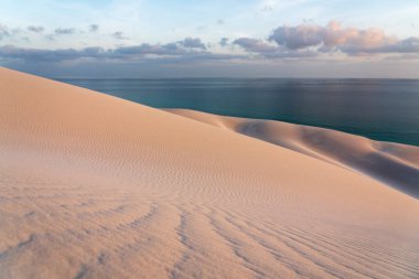 Socotra adasındaki beyaz kum tepeleri