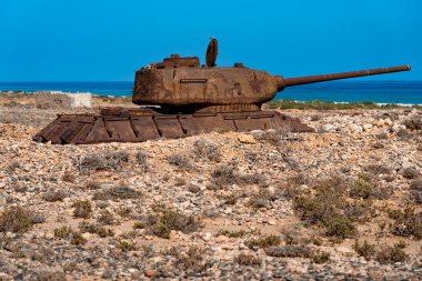 Socotra adasındaki eski ve yıpranmış Sovyet tankı.
