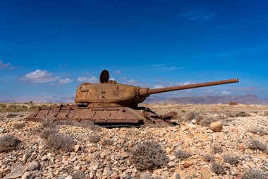 Socotra adasındaki eski ve yıpranmış Sovyet tankı.