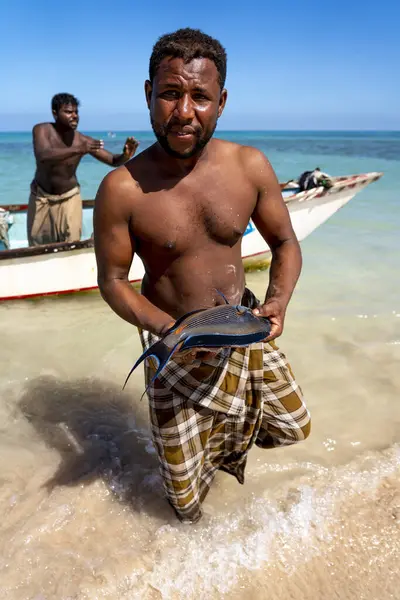 Pescador Com Peixes Perto Capital Hadiboh — Fotografia de Stock