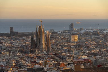 Sagrada familia, Barcelona şehrine gece görüşü.