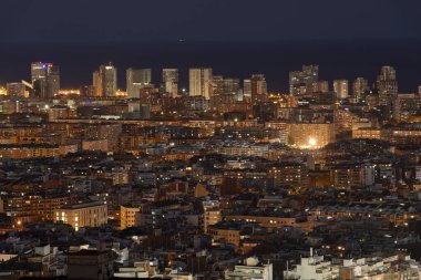 Işıklı gece şehrine bak. Barselona