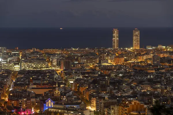 Işıklı gece şehrine bak. Barselona