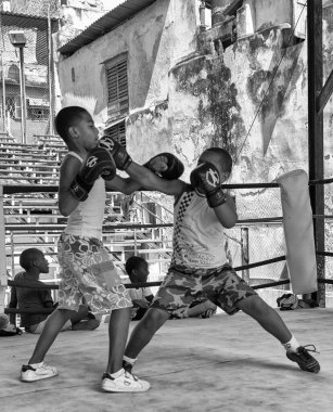 Boks ringinde Chidlren antrenmanı. Havana caddesinde.