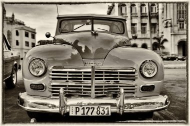 Havana sokaklarında eski bir araba..