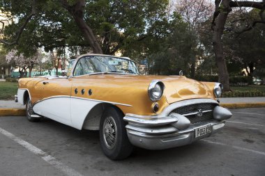 Havana sokaklarında eski bir araba..