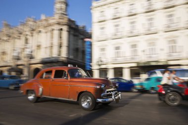 Havana sokaklarında eski bir araba..