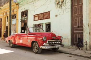 Havana sokaklarında eski bir araba..