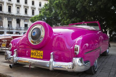 Havana sokaklarında eski bir araba..