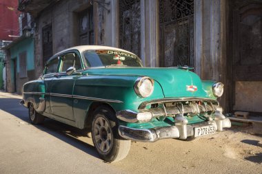 Havana sokaklarında eski bir araba..