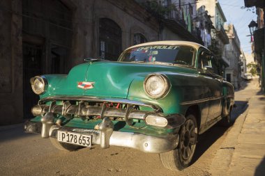 Havana sokaklarında eski bir araba..
