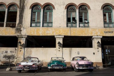Havana sokaklarında eski bir araba..