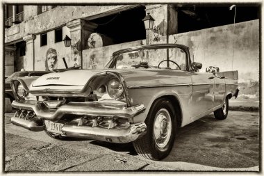 Havana sokaklarında eski bir araba..