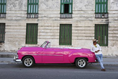 Havana sokaklarında eski bir araba..