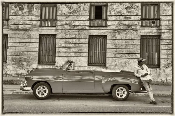 Havana sokaklarında eski bir araba..
