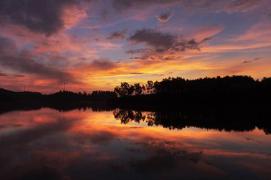 Çay tarlalarının yakınındaki gölde gün doğumu