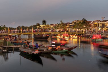Eski Hoi An kasabası, kentin tarihi bölgesi, Güneydoğu Asya ticaret limanının son derece iyi korunmuş bir örneği olarak tanınıyor..