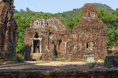 Oğlum, Vietnam 'ın orta kesiminde, Champa Kralları tarafından inşa edilmiş terk edilmiş ve kısmen harap edilmiş bir Şaiva Hindu tapınağı kümesi..
