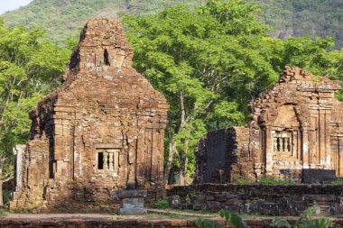 Oğlum, Vietnam 'ın orta kesiminde, Champa Kralları tarafından inşa edilmiş terk edilmiş ve kısmen harap edilmiş bir Şaiva Hindu tapınağı kümesi..