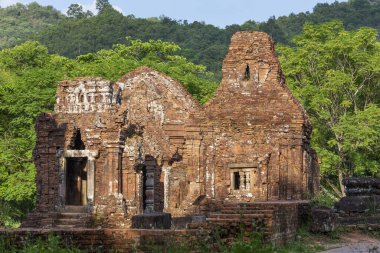 Oğlum, Vietnam 'ın orta kesiminde, Champa Kralları tarafından inşa edilmiş terk edilmiş ve kısmen harap edilmiş bir Şaiva Hindu tapınağı kümesi..