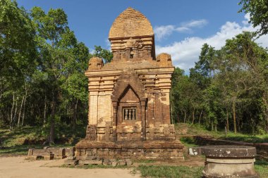 Oğlum, Vietnam 'ın orta kesiminde, Champa Kralları tarafından inşa edilmiş terk edilmiş ve kısmen harap edilmiş bir Şaiva Hindu tapınağı kümesi..